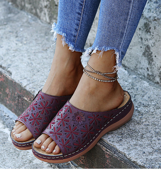 Damen Komfortable Clogs mit floralen Applikationen und anatomischem Fußbett EB