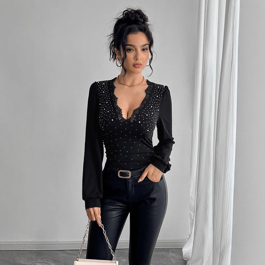 Damen nan tailliertes Langarm-Shirt mit tiefem Spitzen-Dekolleté, Raffung und Kristallbesatz EB