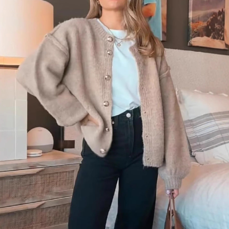 Damen kuscheliger Strickmantel mit voluminösen Ärmeln und goldenen Knopfdetails EB