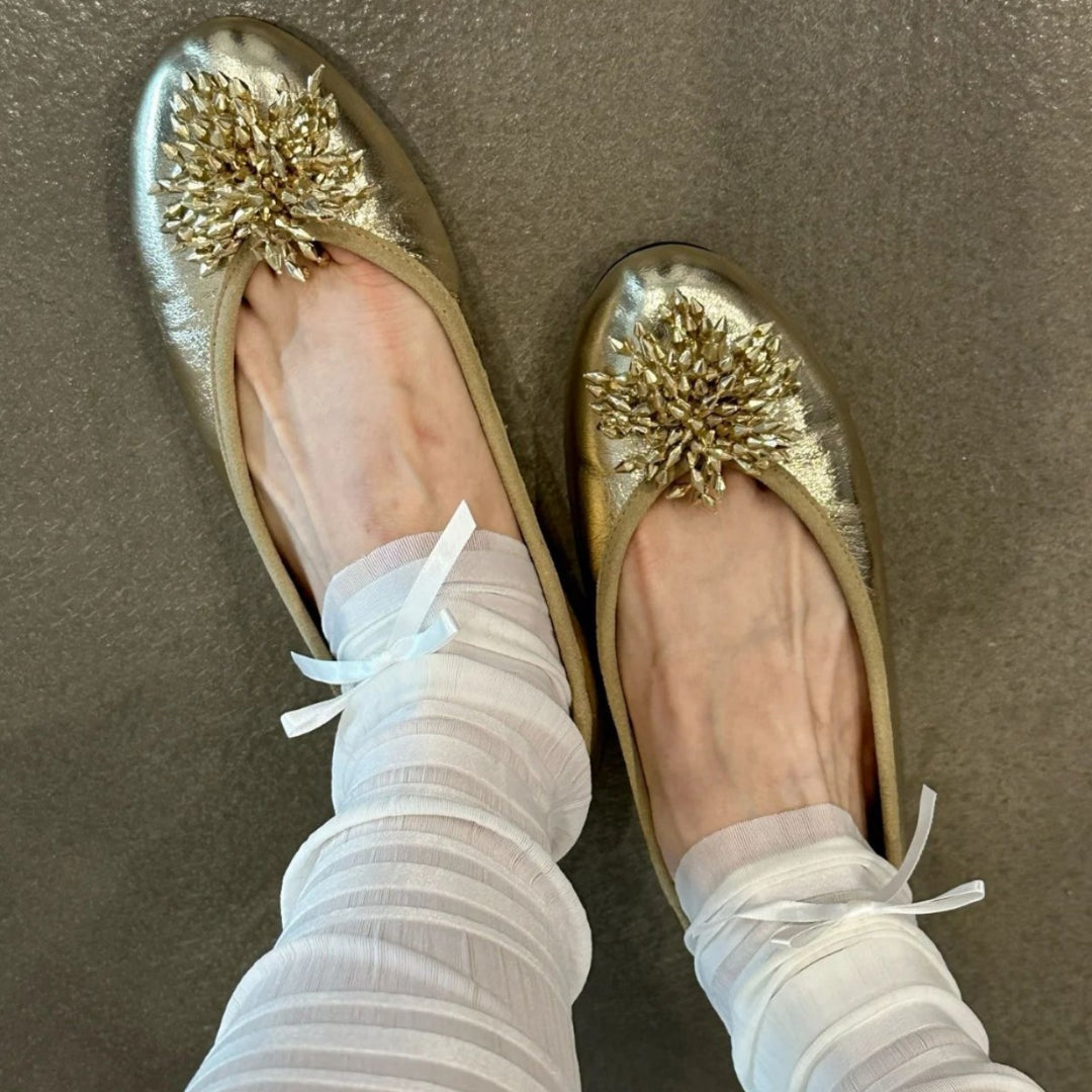 Damen Ballerinas mit außergewöhnlichem Blumendekor und glänzender Oberfläche EB
