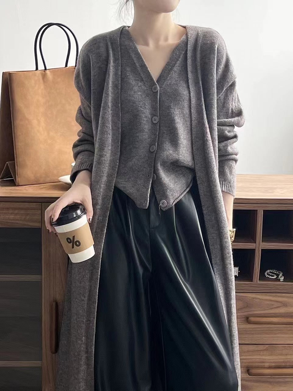 Damen Gemütliche Strickjacke mit offenem Schnitt und dekorativem Knopf EB