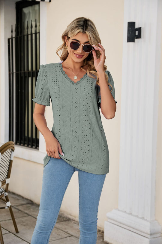 Damen Bluse mit luftigen Rüschen und durchbrochenem Design EB