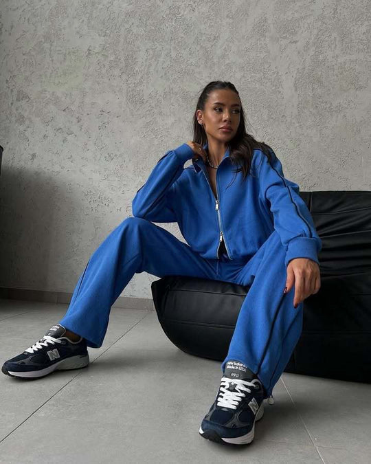 Damen lässiges Sweatset mit Stehkragen Reißverschluss gekürzter Jacke und hochtaillierter Schlaghose Eichborn Berlin