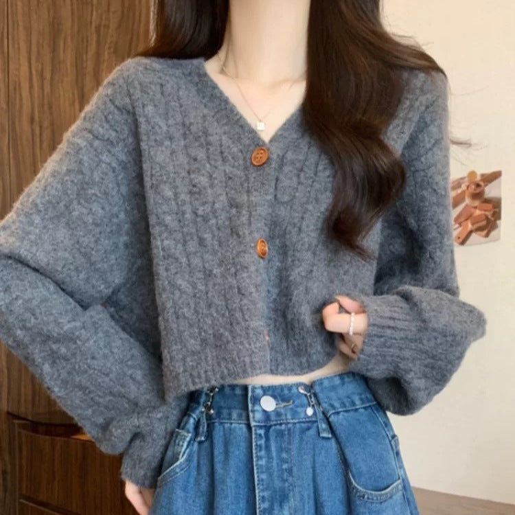 Damen Modischer kurz geschnittener Strick-Cardigan mit Zopfmuster und Knopfdetail EB