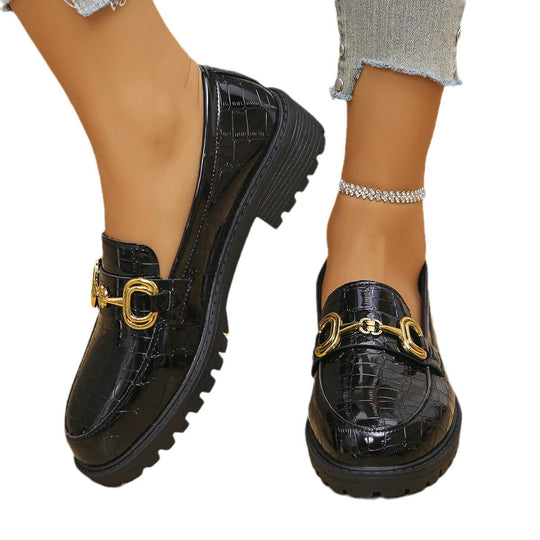 Damen nan glänzende Krokoprägung Loafer mit profilierter Traktorsohle und goldener Zierschnalle EB
