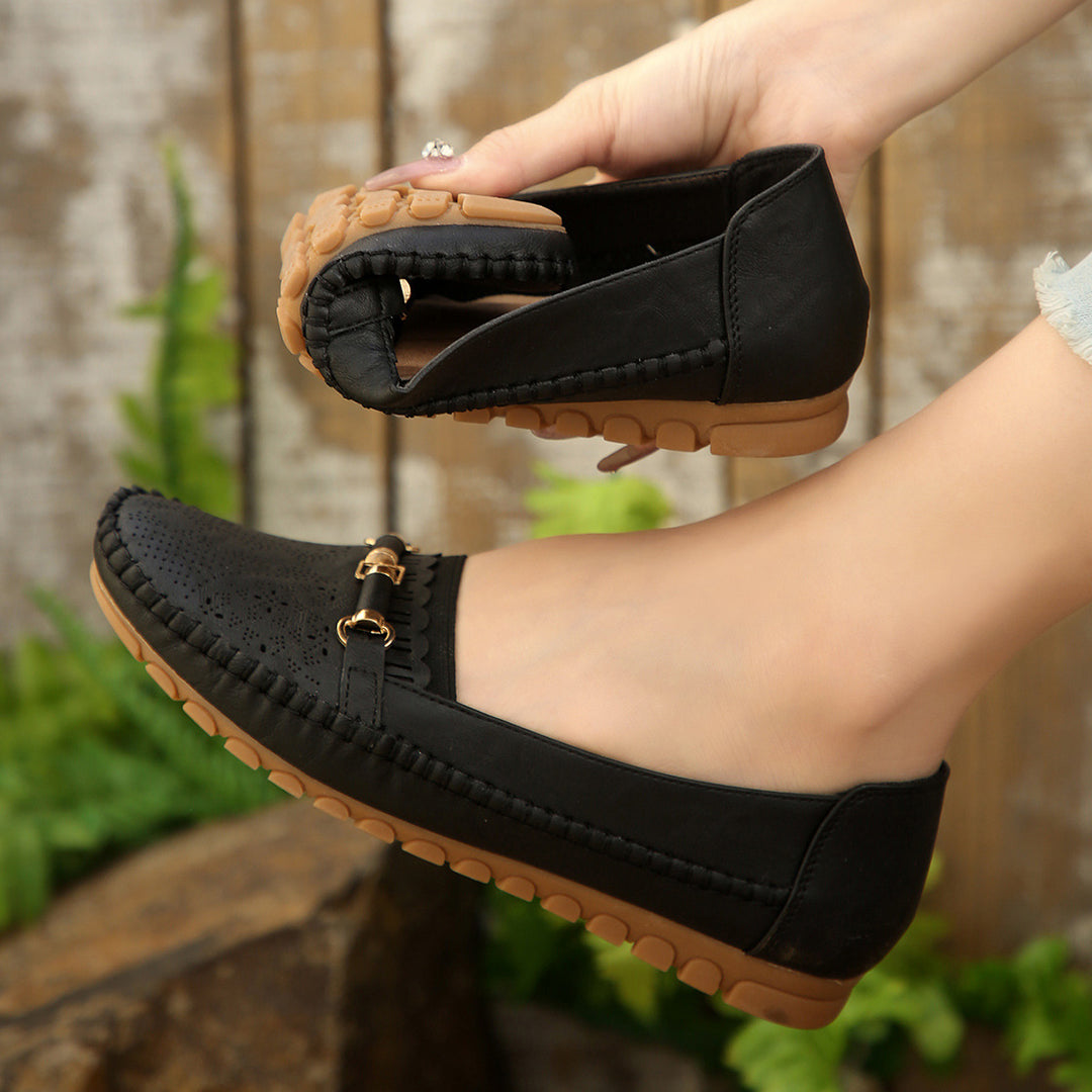Damen  perforierte Komfort-Loafer mit goldfarbener Zierschnalle, gewelltem Vorderblatt und konturierter Memory-Innensohle EB