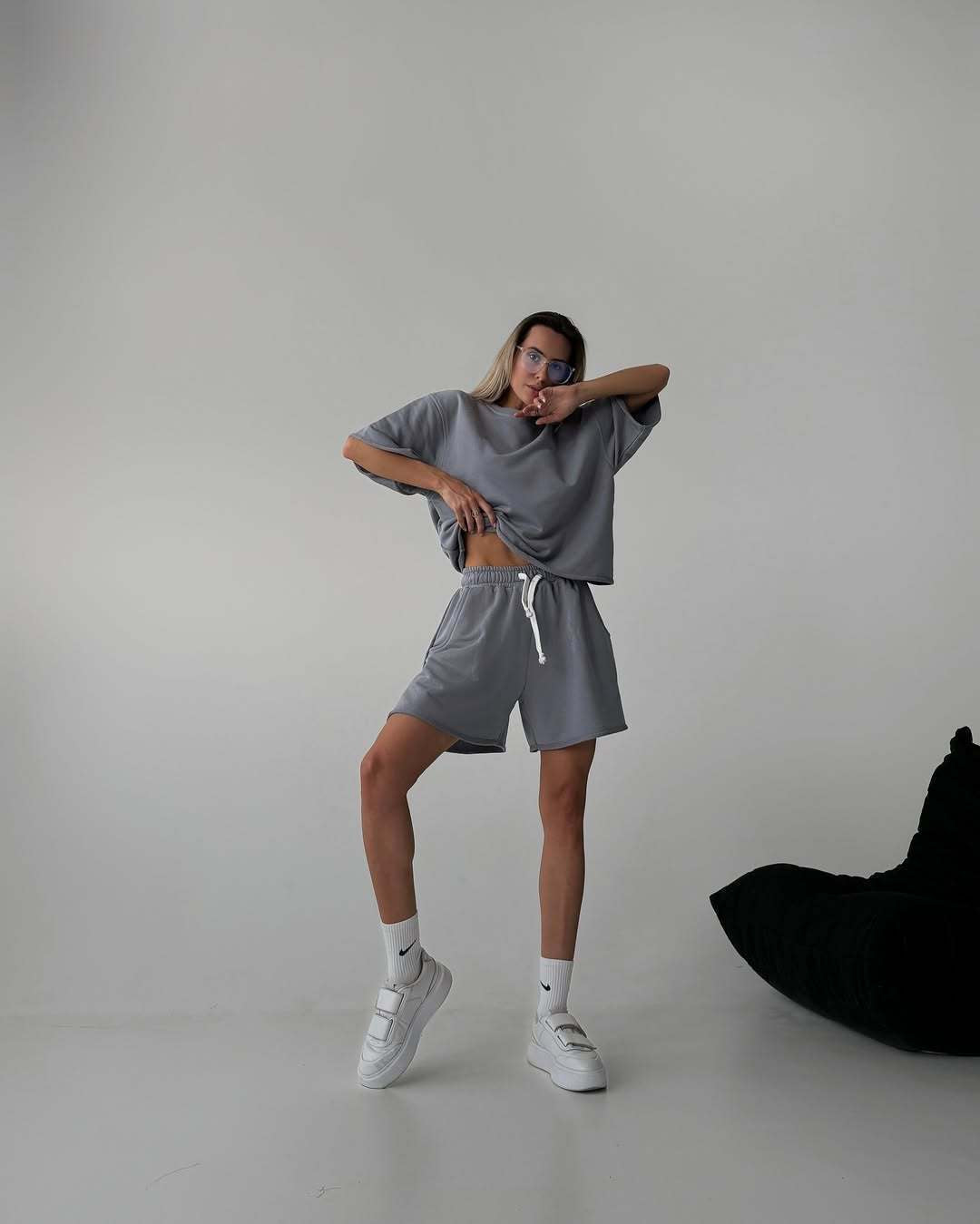 Damen lässiges Freizeitensemble mit oversized T-Shirt und bequemen Shorts EB