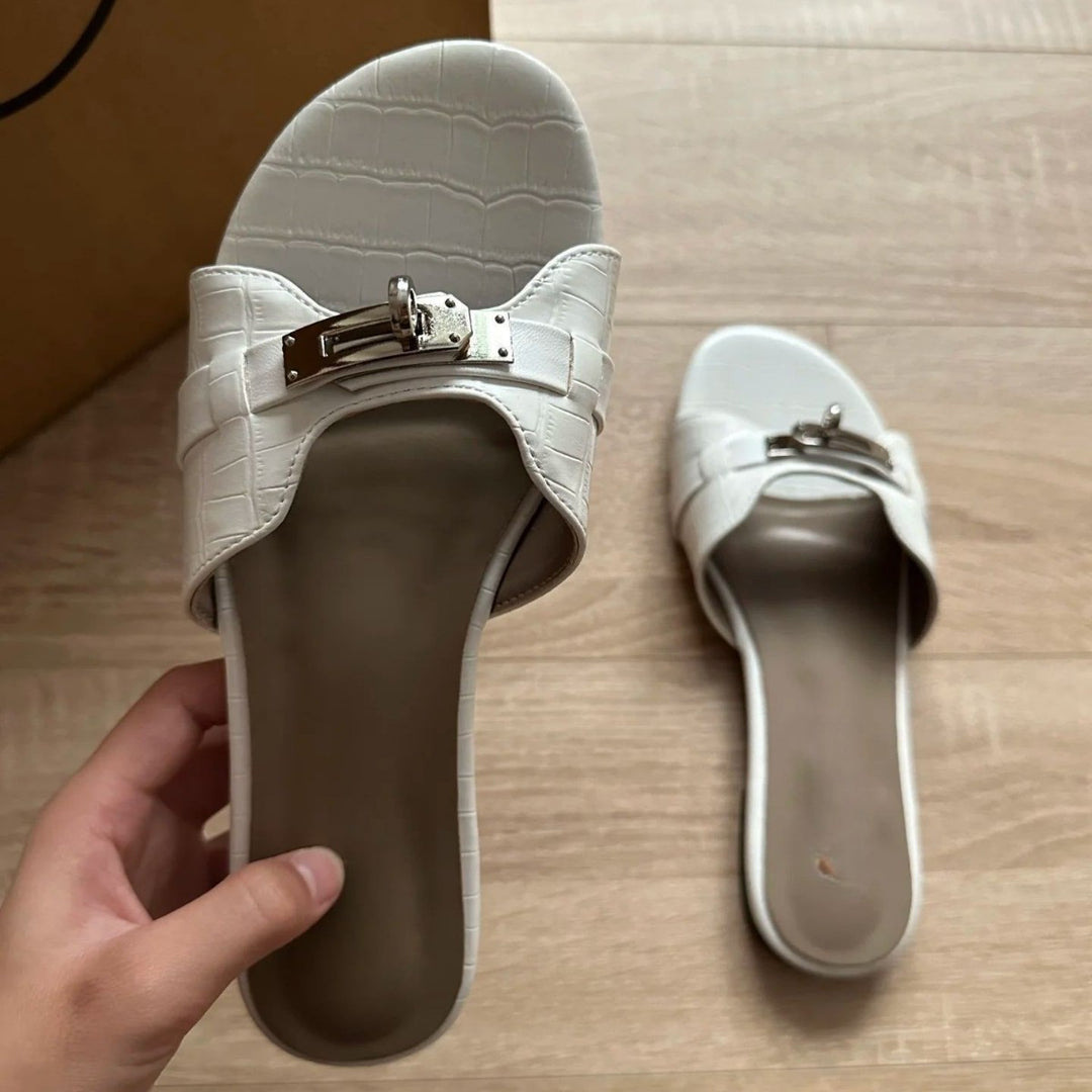 Damen Komfortable Slipper mit Glanzdetails EB