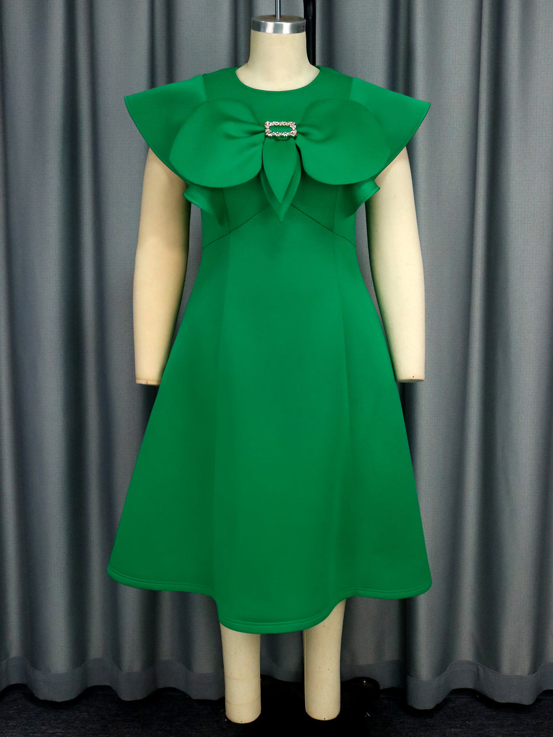 Damen Kleid mit extravagantem Kragen und edlen Details EB