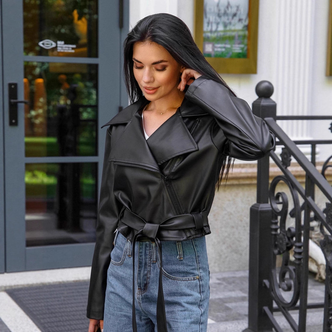 Damen Modische Kunstlederjacke mit taillierter Silhouette und trendy Gürtel EB