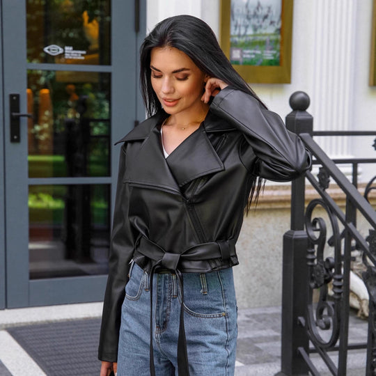 Damen Modische Kunstlederjacke mit taillierter Silhouette und trendy Gürtel EB