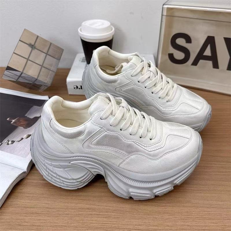 Damen Chunky Sneakers mit modischem Obermaterial und stabiler Sohlenkonstruktion EB