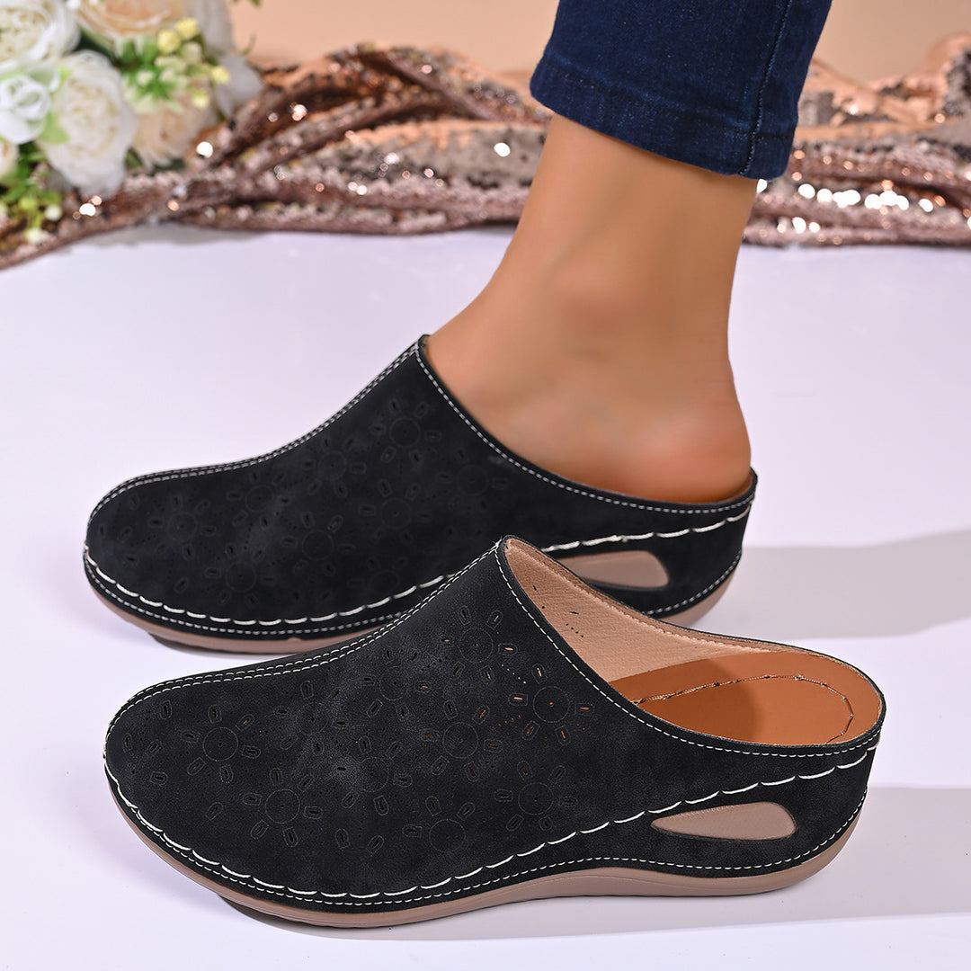 Damen Clogs mit eleganter Lochmuster-Applikation und rutschfester Sohle EB