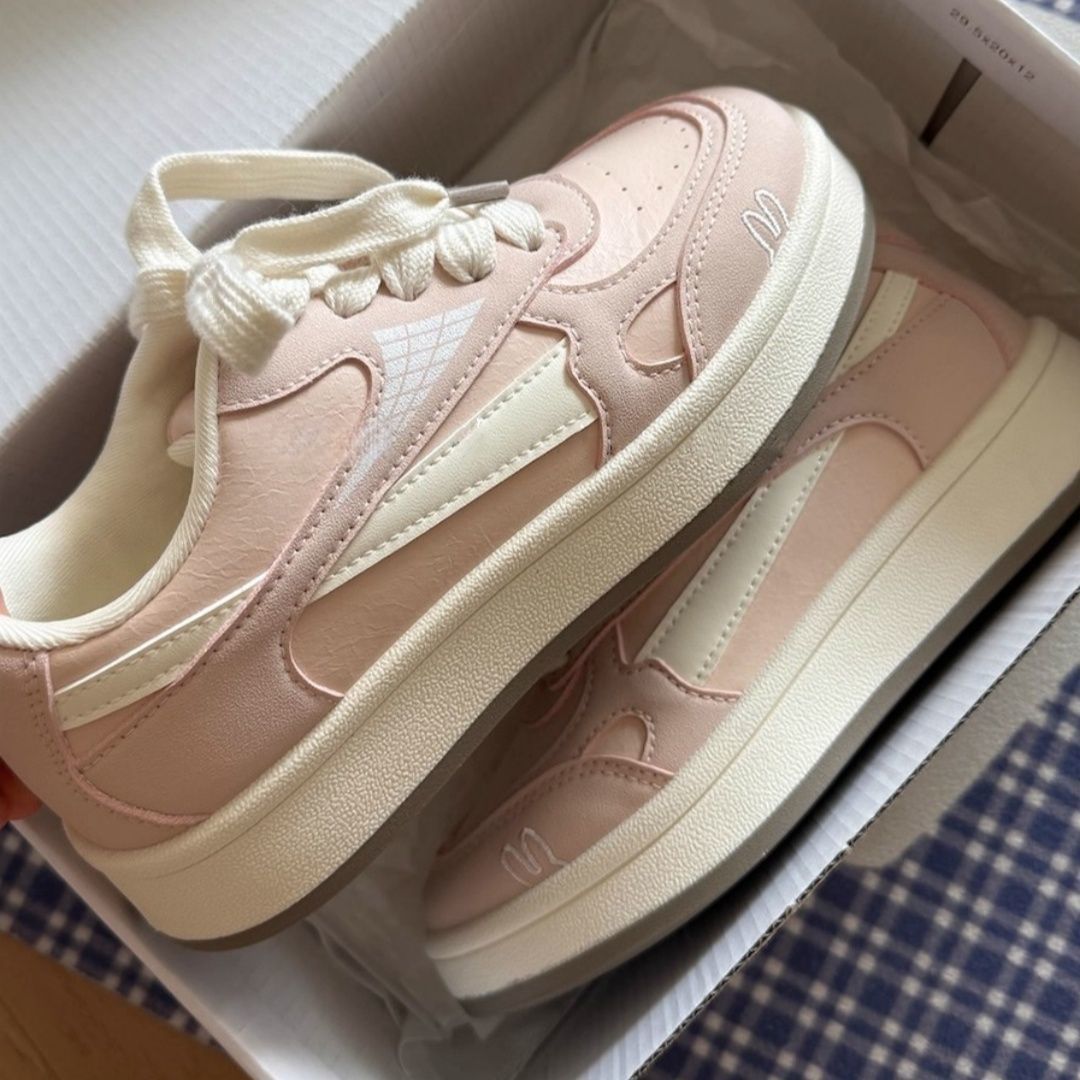 Damen Sneakers mit verspielt-nostalgischem Design EB