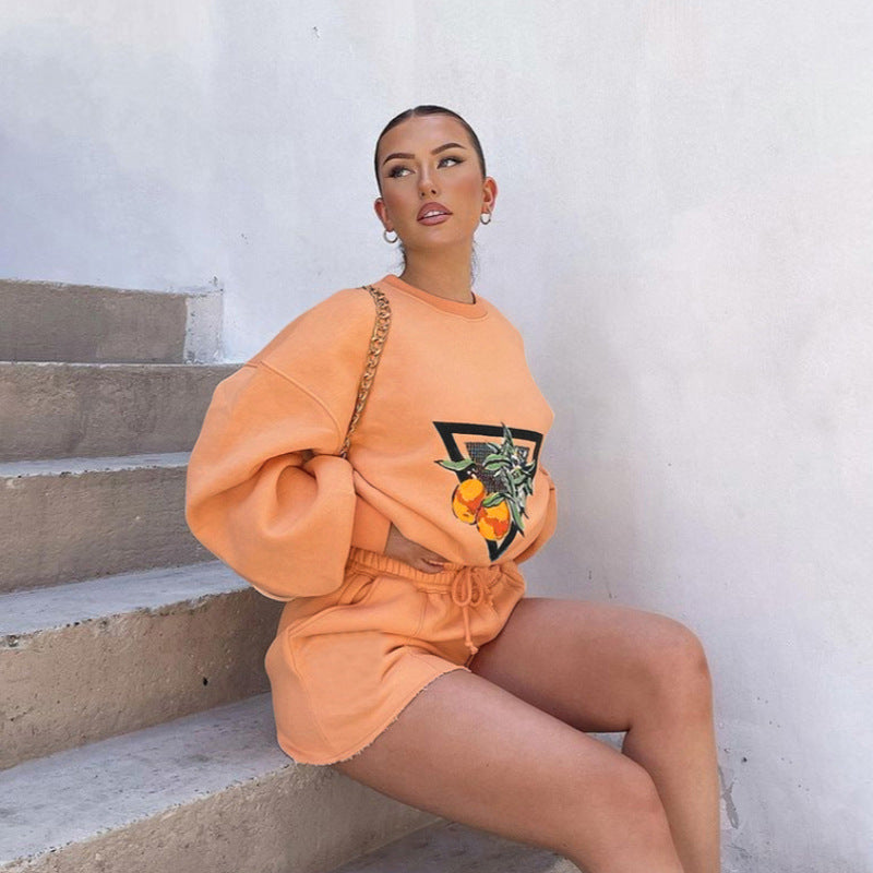 Damen nan Casual-Set aus Sweatshirt mit illustrativer Orangen-Stickerei und taillierten High-Waist-Shorts EB