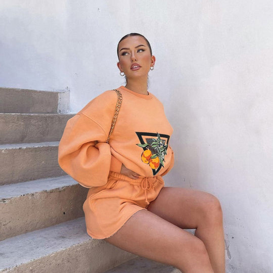 Damen nan Casual-Set aus Sweatshirt mit illustrativer Orangen-Stickerei und taillierten High-Waist-Shorts EB
