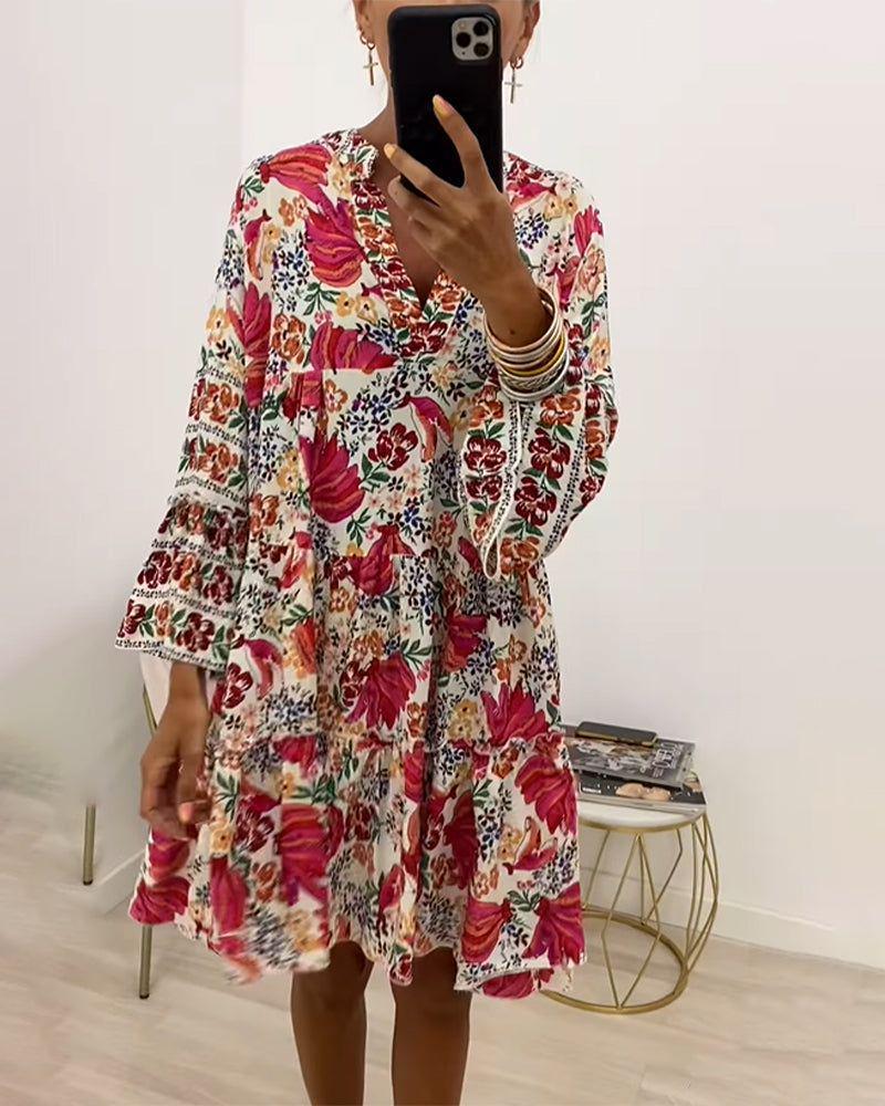 Damen nan verspieltes Tunika-Stufenkleid mit tiefem V-Ausschnitt, geraffter Brustpartie, Volantstufen und ornamentaler Stickbordüre EB