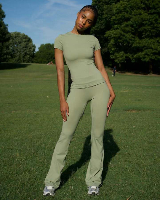 Damen Sportliches Set aus atmungsaktivem Oberteil und weit geschnittenen Leggings EB
