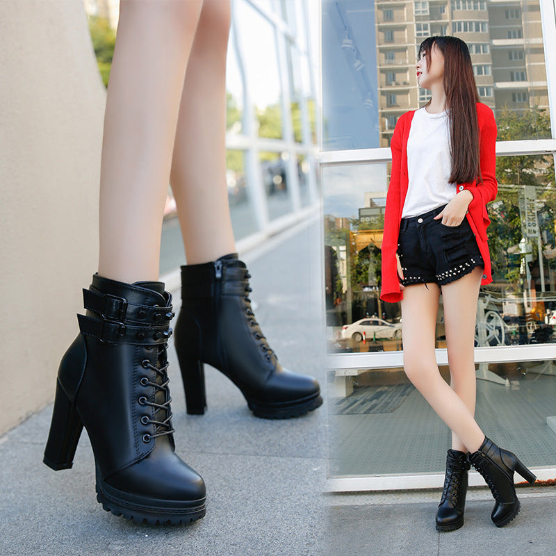 Damen Stiefeletten mit modischem Riemen und robustem Profilsohle EB