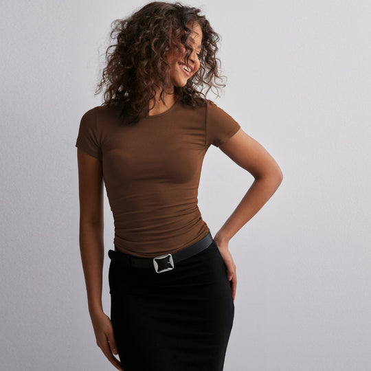 Damen Slim Fit T-Shirt aus hochwertigem Baumwollmix mit elastischem Stretch EB