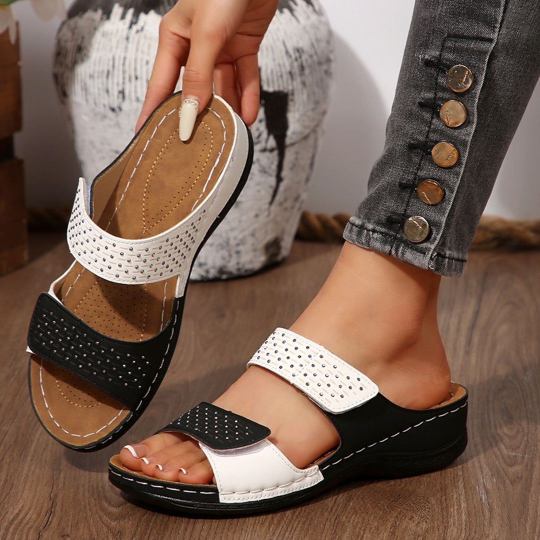 Damen Komfortable Sandalen mit dekorativen Strassdetails und anatomischem Fußbett EB
