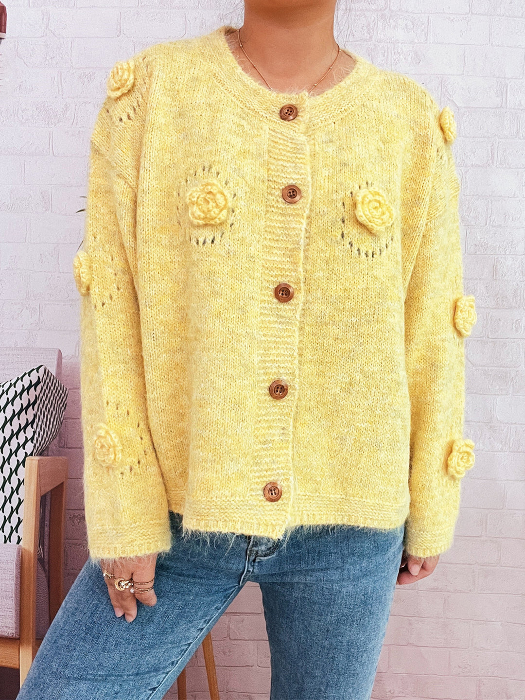 Damen Strickjacke mit floralen Applikationen und dekorativen Knöpfen EB