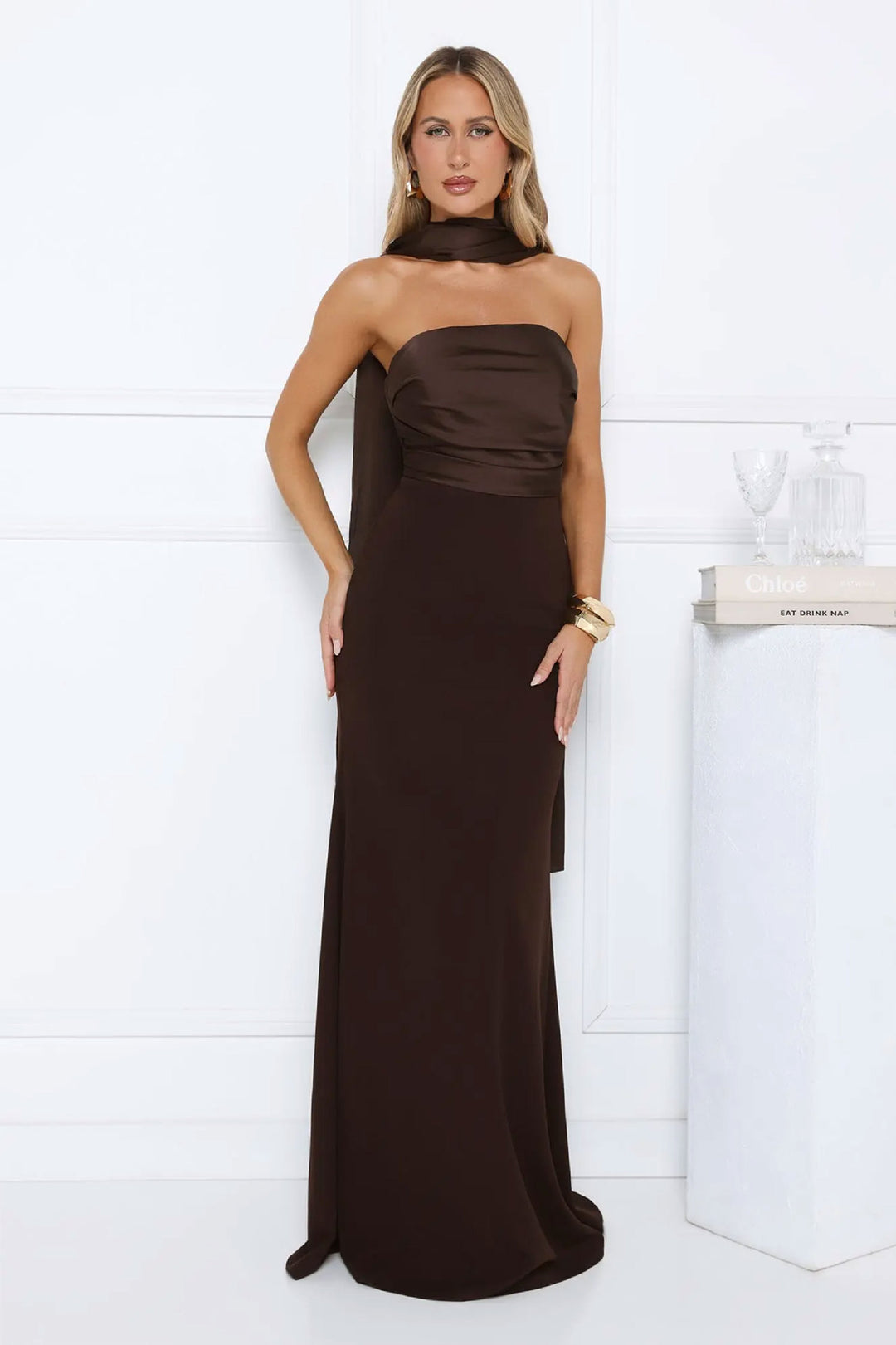 Damen Elegantes Abendkleid mit schulterfreiem Design und fließendem Stoff EB