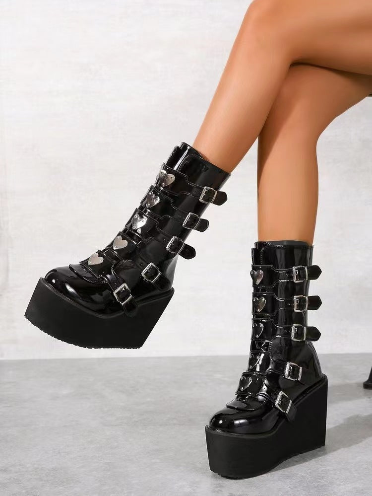Damen nan hochschaftige Lack-Plateau-Stiefel mit mehrfach verstellbaren Schnallen und herzförmigen Nieten EB