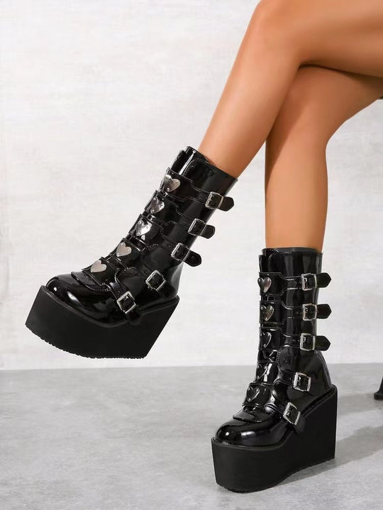 Damen nan hochschaftige Lack-Plateau-Stiefel mit mehrfach verstellbaren Schnallen und herzförmigen Nieten EB