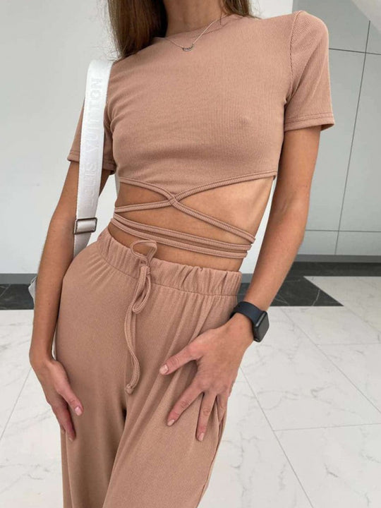 Damen sportliches Cropped-Oberteil mit verspieltem Schnitt und einzigartigem Banddesign EB