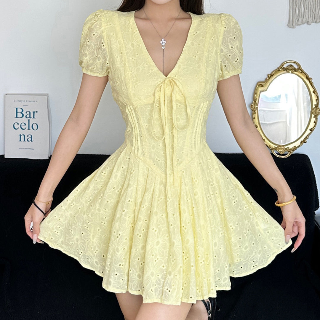 Damen Kurzärmeliges Sommerkleid mit raffinierten Rüschendetails und Bindeband EB