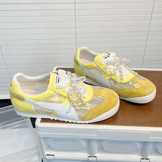 Damen Sneakers mit eleganten Spitzeneinsätzen und modischen Perlenverzierungen EB