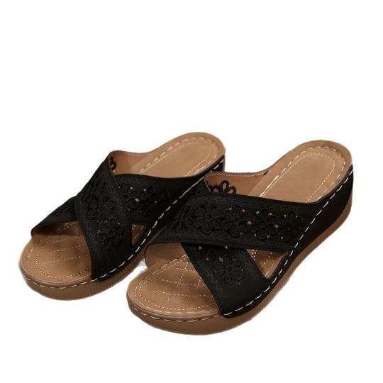 Damen Elegante und komfortable Wedgesandalen mit floralem Design EB