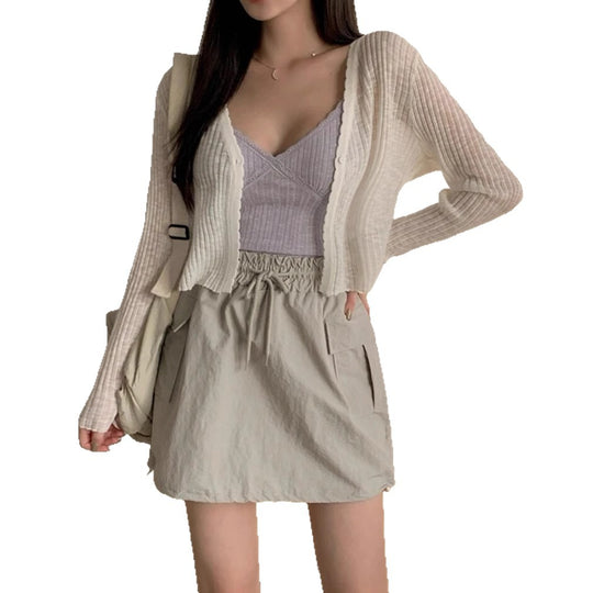 Damen verspielte Strickjacke mit dekorativen Details und leichtem Material EB