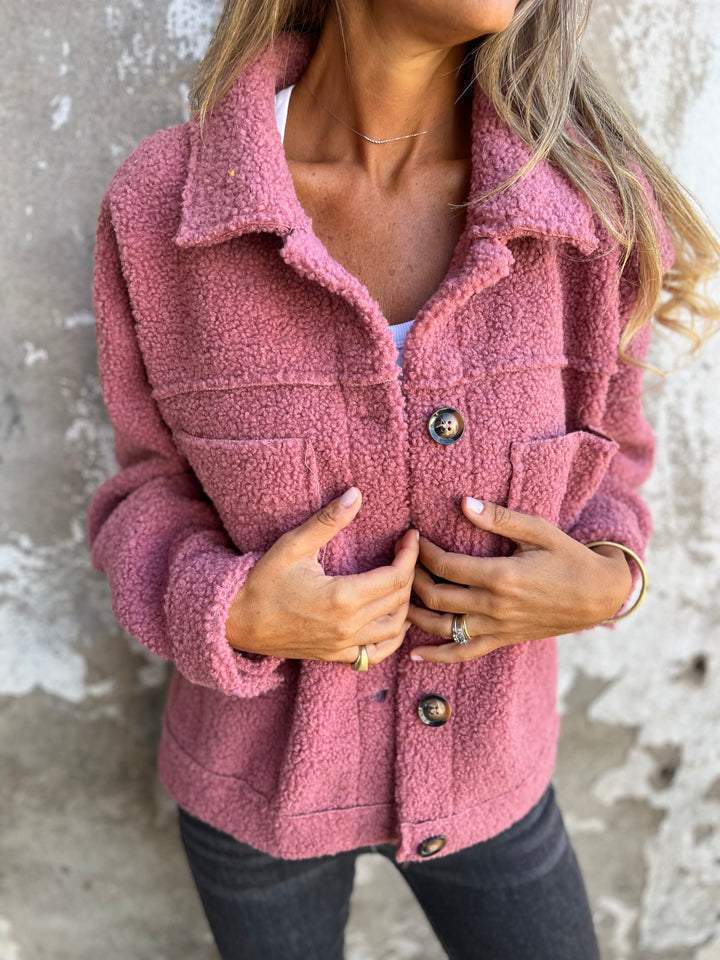 Damen nan Teddyjacke mit großem Reverskragen, durchgehender Knopfleiste und aufgesetzten Pattentaschen EB