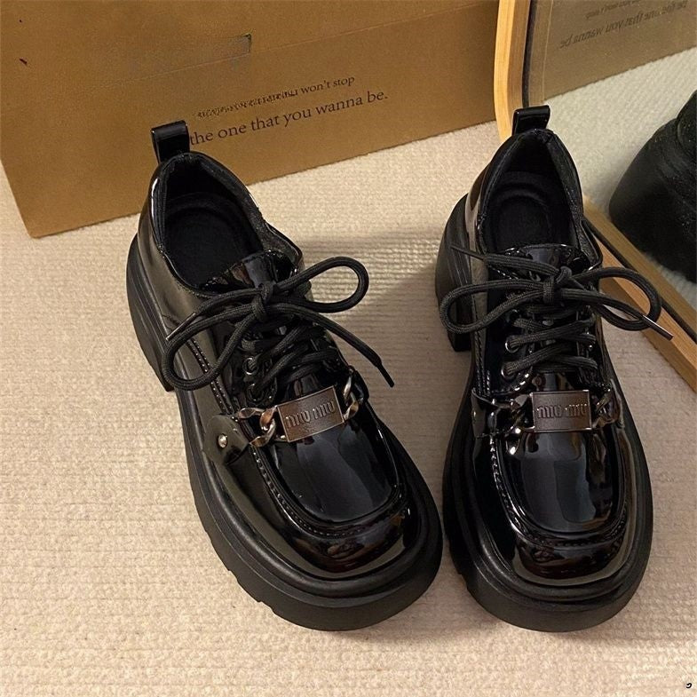 Damen Chunky Sneakers mit glänzender Oberfläche und modischem Anhänger EB