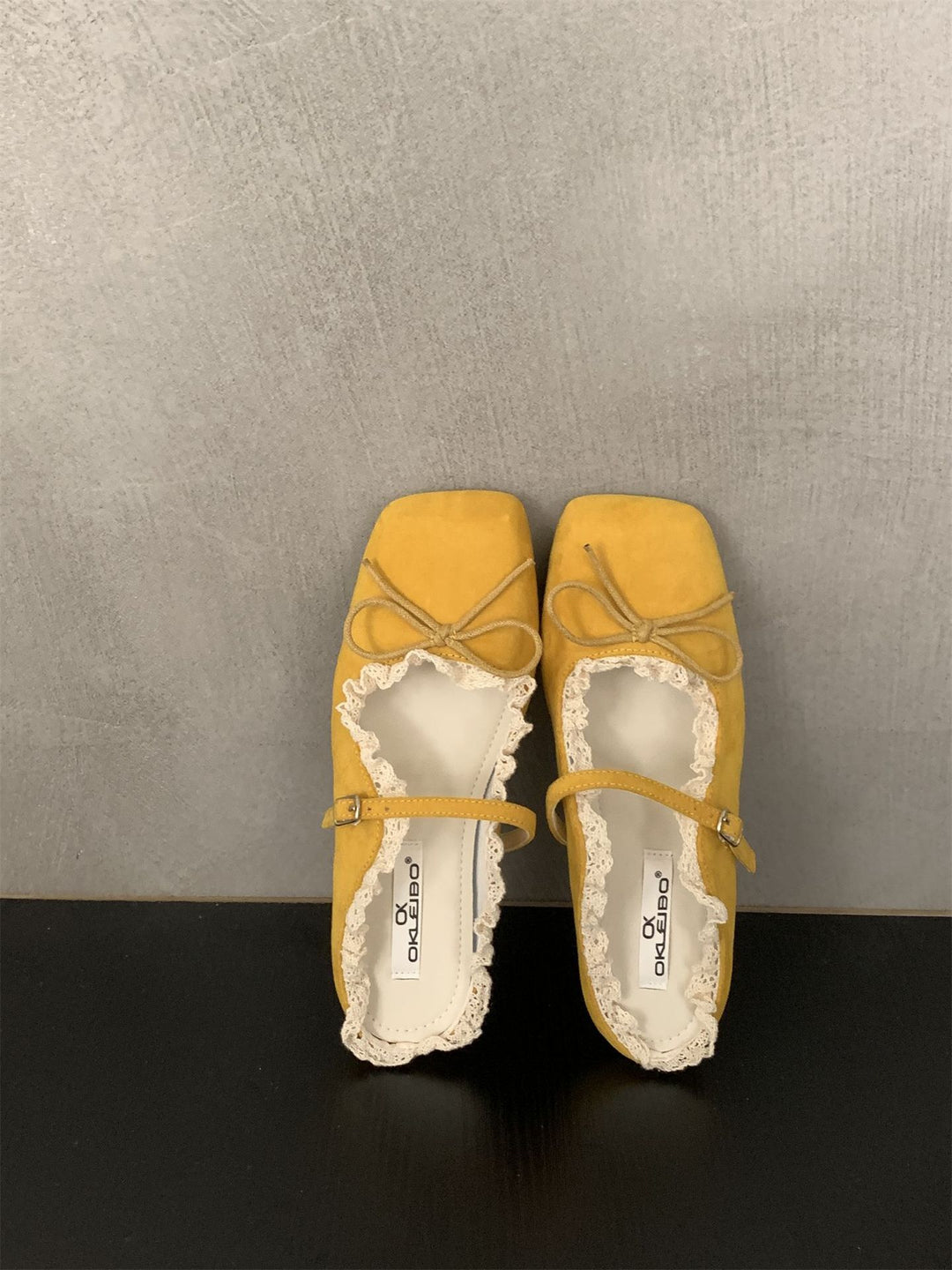 Damen elegante Ballerinas mit zartem Riemchen und Spitzenbesatz EB