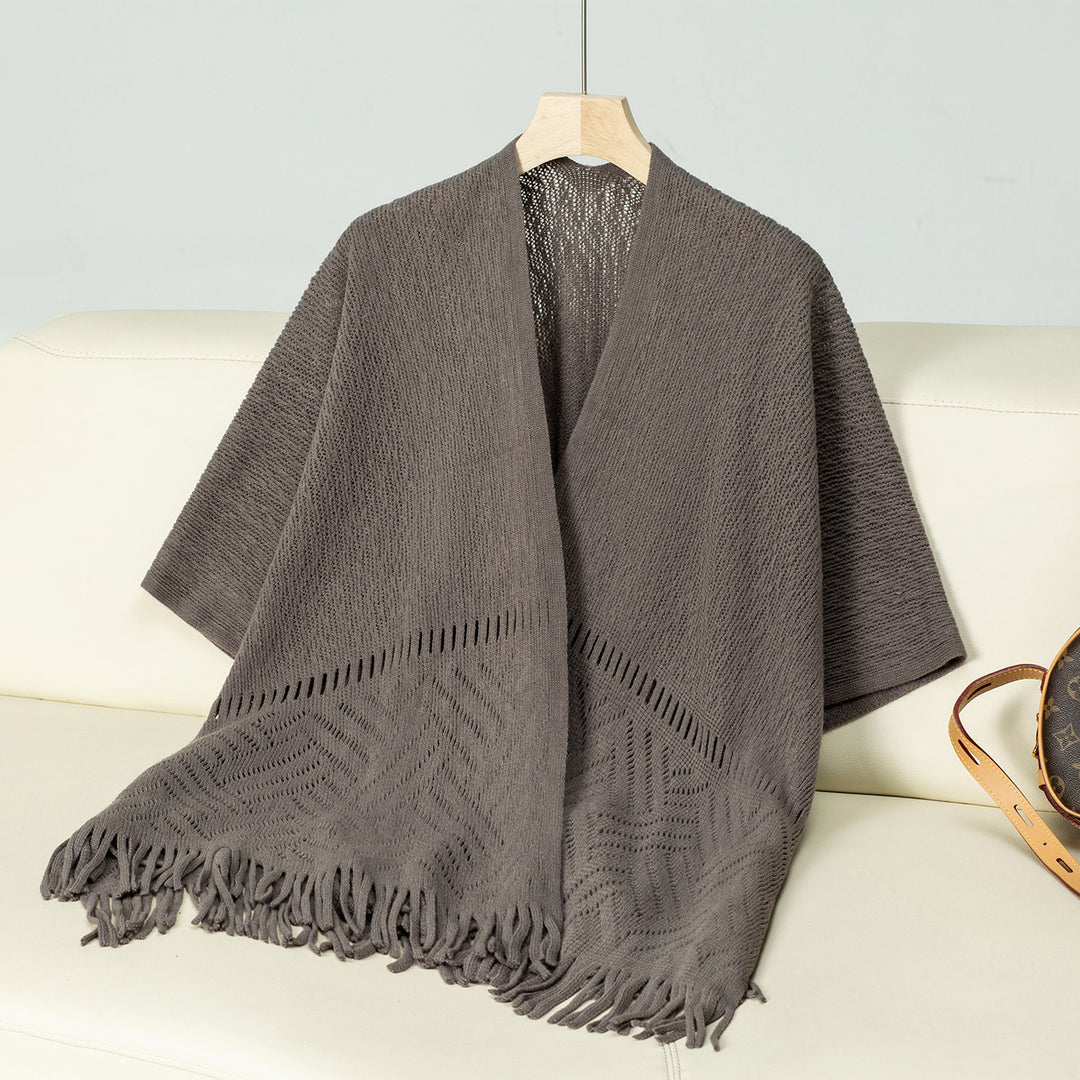 Damen eleganter Strickponcho mit fransigen Details und markantem Muster EB