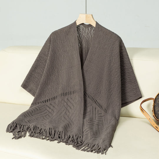 Damen eleganter Strickponcho mit fransigen Details und markantem Muster EB