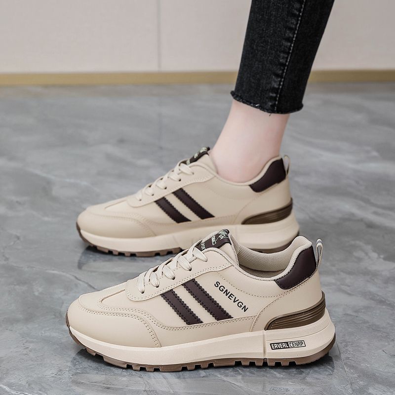 Damen Sportliche Sneakers mit dämpfender Sohle und modischen Akzenten EB