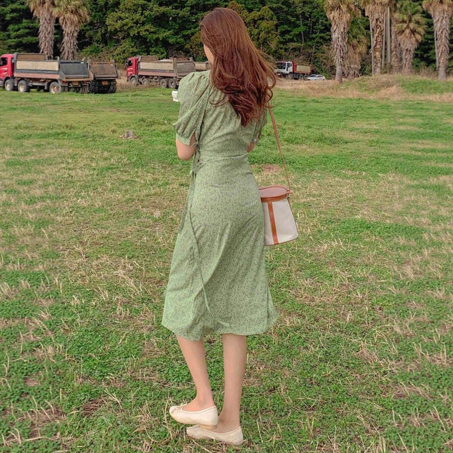 Damen Wickelkleid mit charmanten Puffärmeln und eleganten Knopfdetails EB