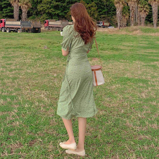 Damen Wickelkleid mit charmanten Puffärmeln und eleganten Knopfdetails EB
