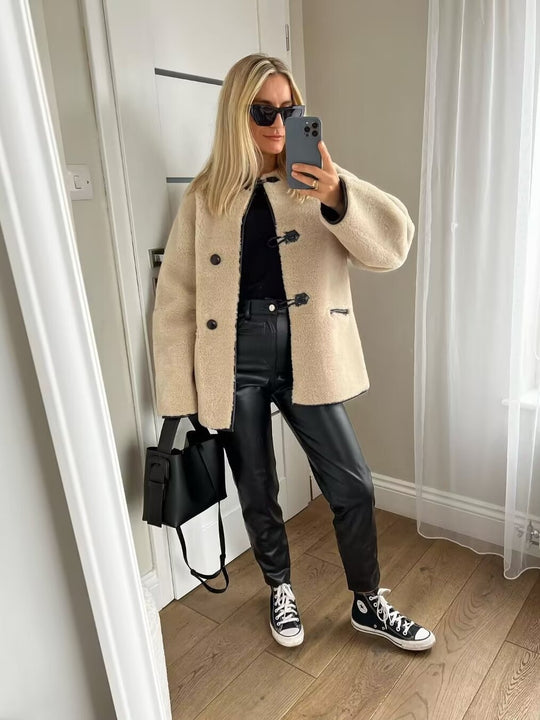 Damen Kuschelige Fluff-Jacke mit Knopfverschluss und praktischen Taschen EB