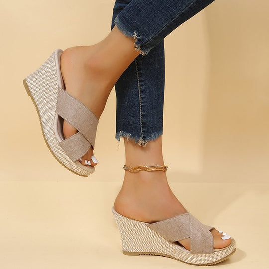 Damen Wedge-Sandalen mit großzügigem Cross-Riemendesign und gepolsterter Sohle EB
