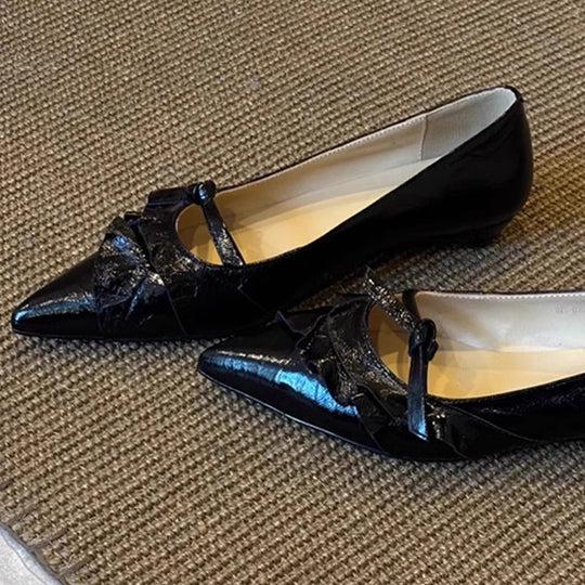 Damen spitze Pumps mit verspieltem Rüschendetail und elegantem Bindeband EB