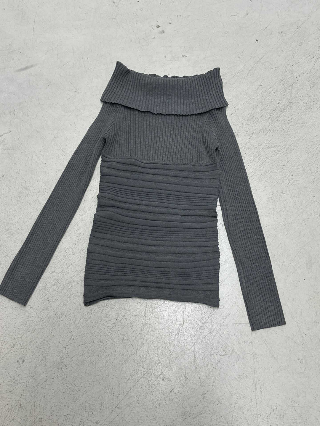 Damen nan schulterfreies figurbetontes Rippenstrick-Kleid mit Umschlagkragen, Längsraffung und Langarm EB