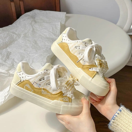 Damen Sneakers mit verspielt romantischen Details und komfortablen Sohlen EB