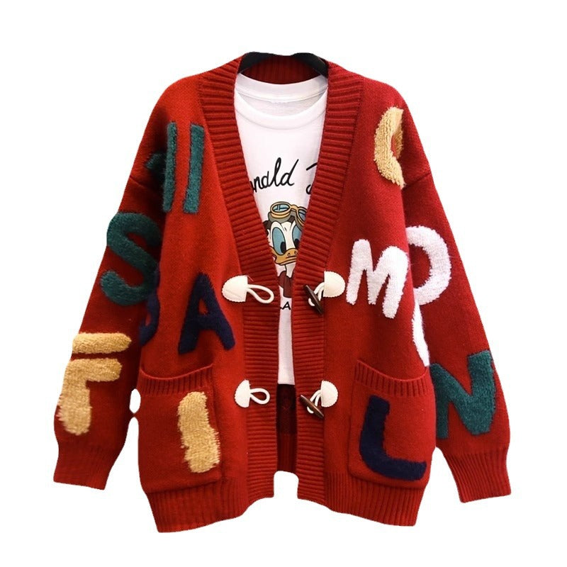 Damen Strickjacke mit buntem Buchstabenmotiv und praktischen Taschen EB