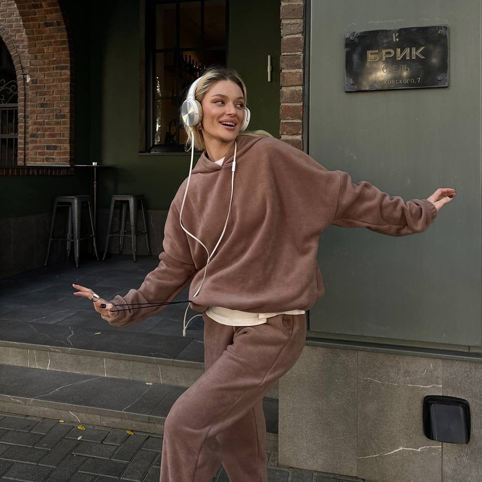 Damen kuscheliges Sweat-Set mit extralangem Kapuzenpullover, verdeckter Kängurutasche und schmal zulaufender Bündchenhose Eichborn Berlin