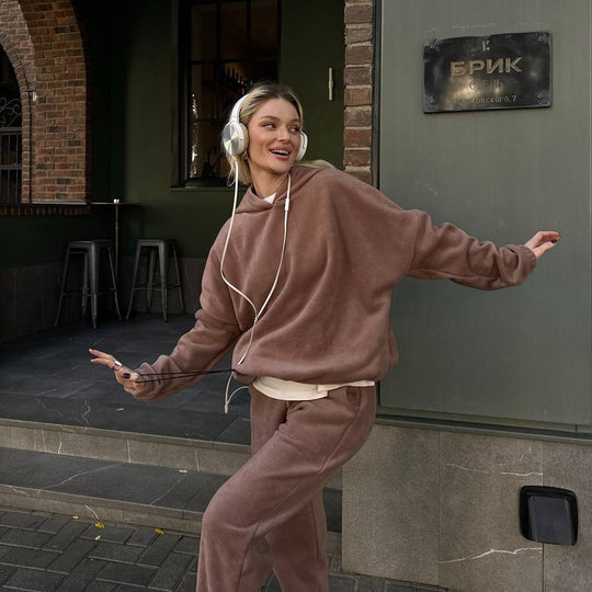 Damen kuscheliges Sweat-Set mit extralangem Kapuzenpullover, verdeckter Kängurutasche und schmal zulaufender Bündchenhose Eichborn Berlin